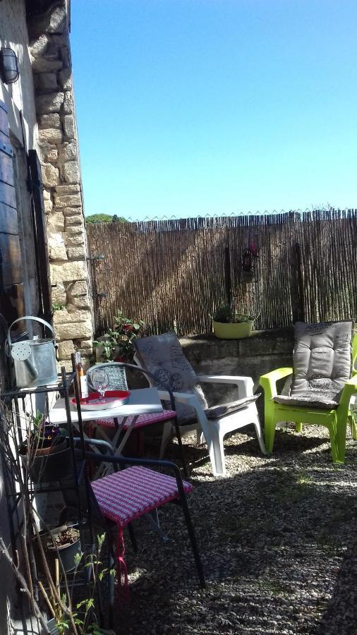 Petite Maison Dans La Campagne A 10 Mn A Pied Du Centre Ville Arles Esterno foto